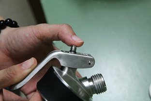 Description: http://www.cachphacafengon.com/kcfinder/upload/images/go-valve-ra-khoi-dau-binh-xit-kem.png